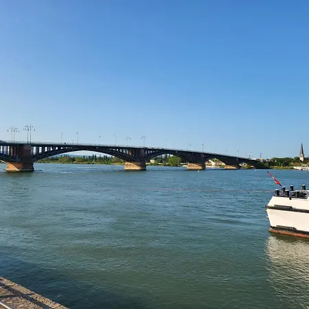 An Der Universitaetsklinik Mainz. Sehr Zentral Rum i privatbostad